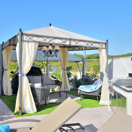 Detached For 4 Persons, Private Pool, Stylish Interior, Restaurant 100 M